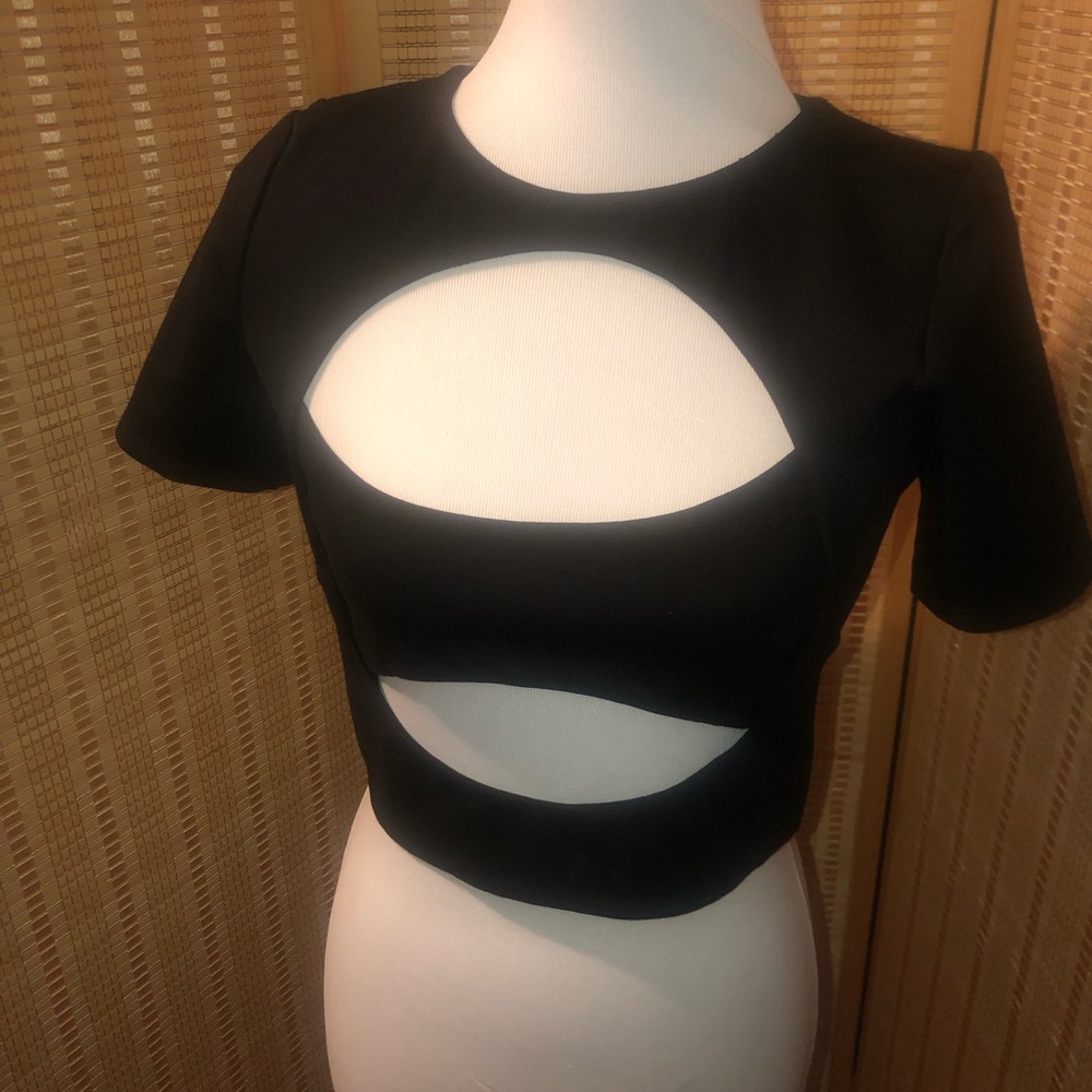 Hours Women's Black Crop-top
Size S New conditionHours